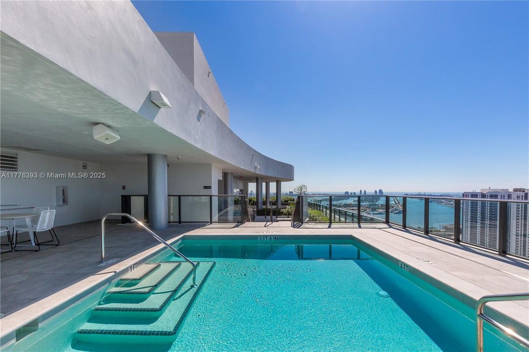 Recently Sold: $450,000 (1 beds, 1 baths, 850 Square Feet)