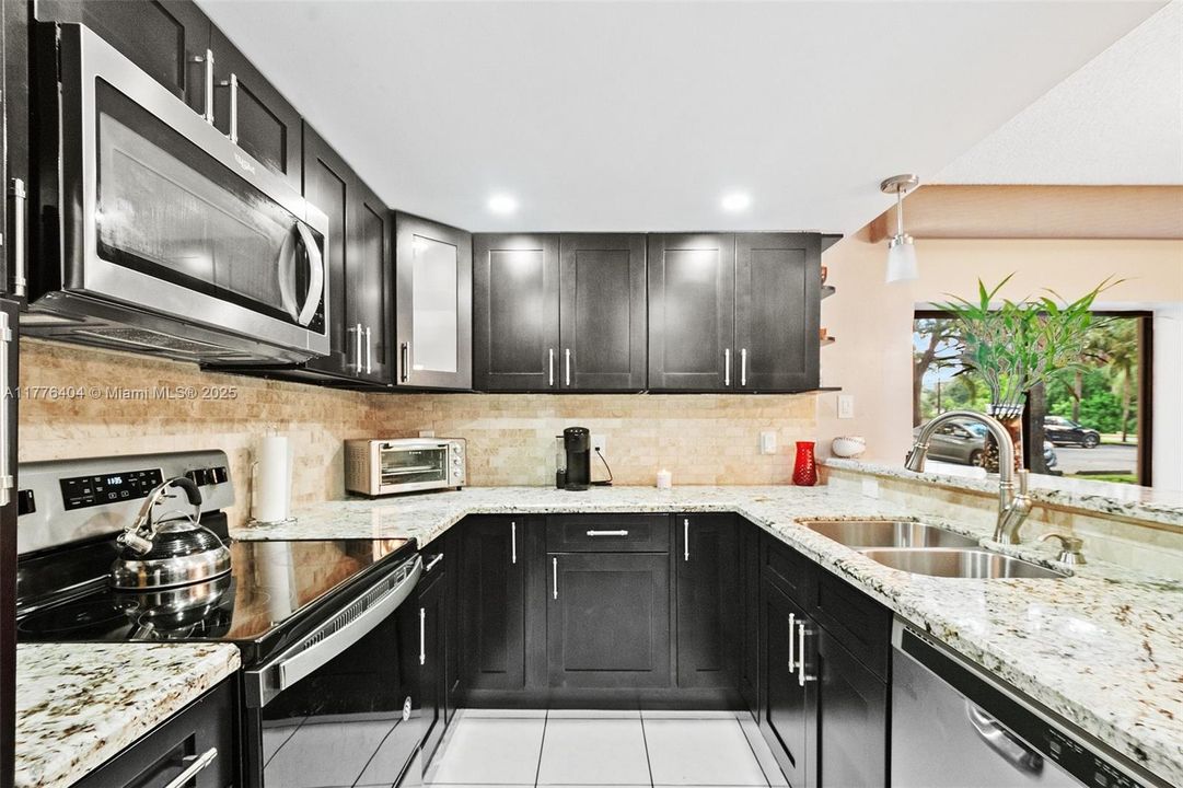 Недавно продано: $255,000 (2 спален, 2 ванн, 1200 Квадратных фут)