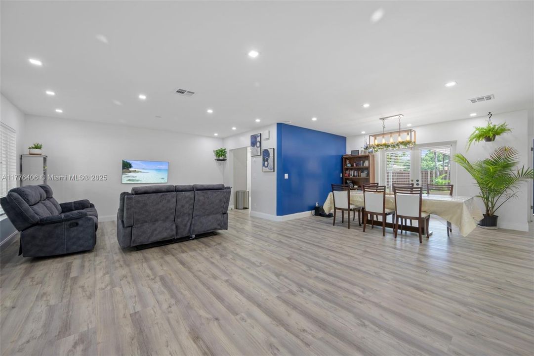 Vendido Recientemente: $540,000 (3 camas, 2 baños, 1608 Pies cuadrados)