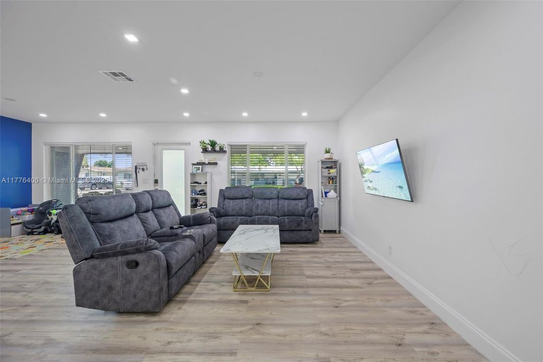 Vendido Recientemente: $540,000 (3 camas, 2 baños, 1608 Pies cuadrados)