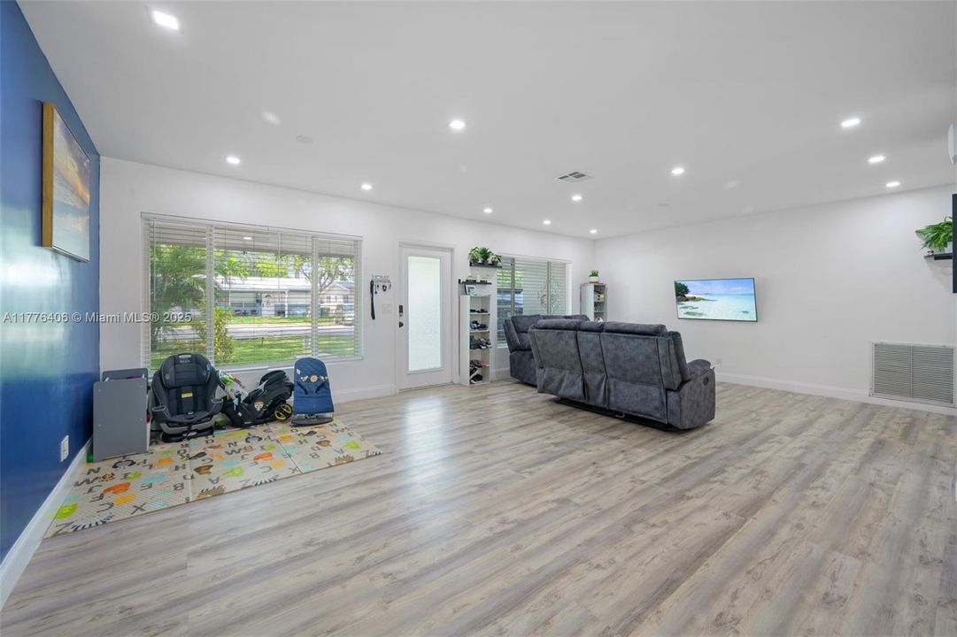 Vendido Recientemente: $540,000 (3 camas, 2 baños, 1608 Pies cuadrados)