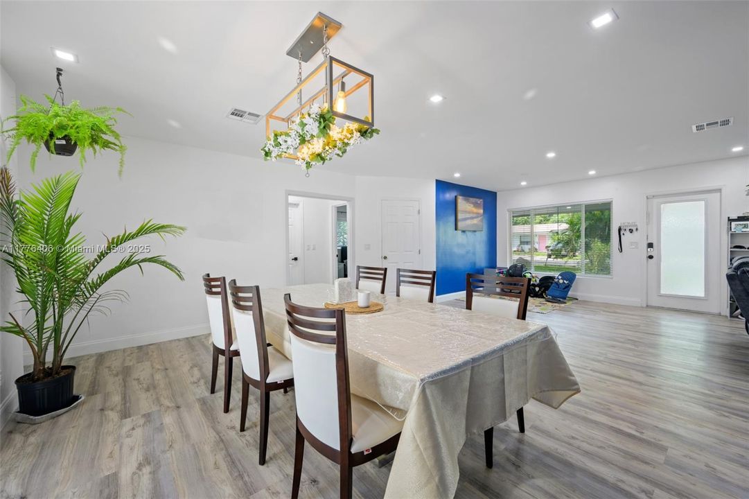 Vendido Recientemente: $540,000 (3 camas, 2 baños, 1608 Pies cuadrados)