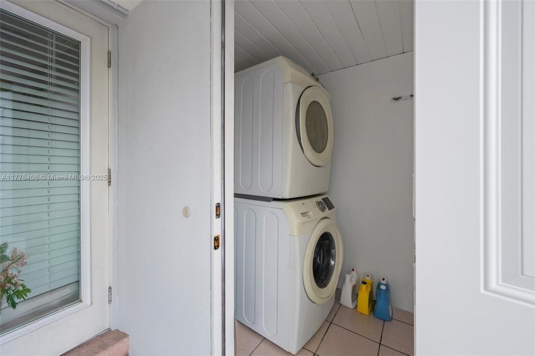 Vendido Recientemente: $540,000 (3 camas, 2 baños, 1608 Pies cuadrados)