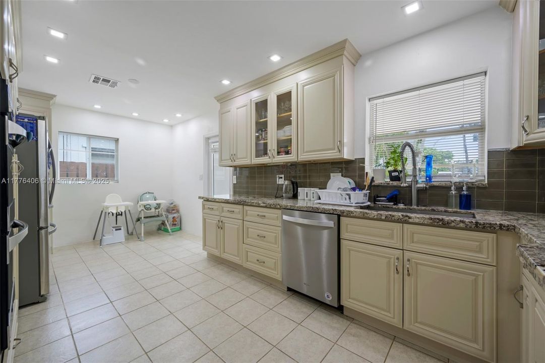 Vendido Recientemente: $540,000 (3 camas, 2 baños, 1608 Pies cuadrados)