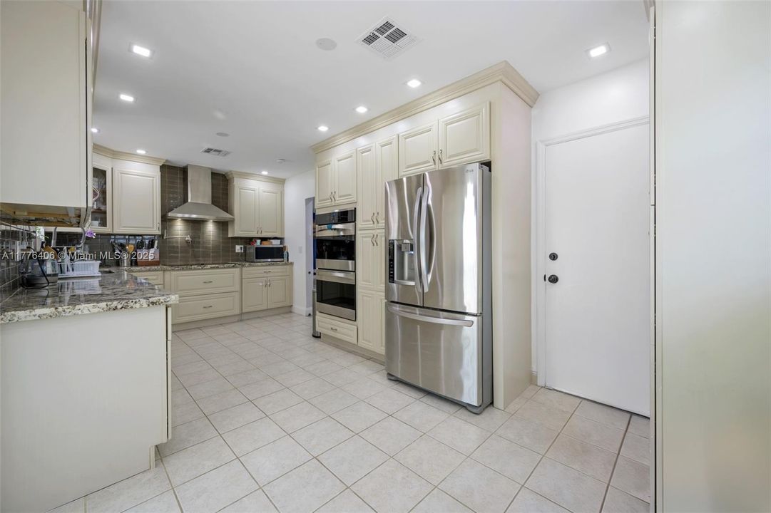 Vendido Recientemente: $540,000 (3 camas, 2 baños, 1608 Pies cuadrados)