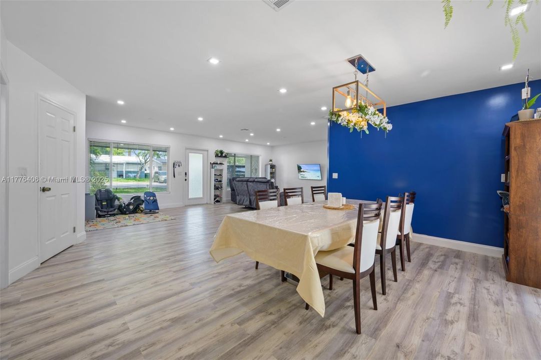 Vendido Recientemente: $540,000 (3 camas, 2 baños, 1608 Pies cuadrados)