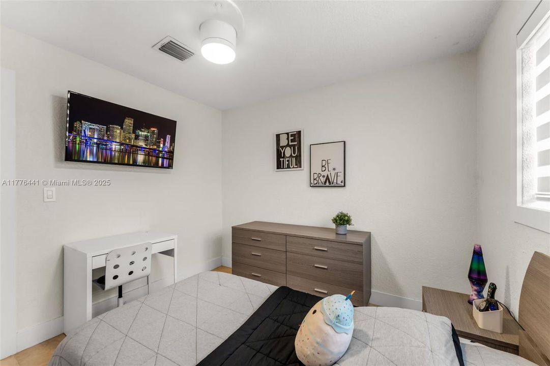 最近售出: $1,250,000 (4 贝兹, 3 浴室, 2064 平方英尺)