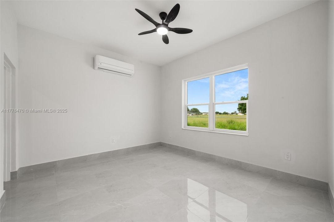 最近租的: $1,800 (4 贝兹, 2 浴室, 0 平方英尺)