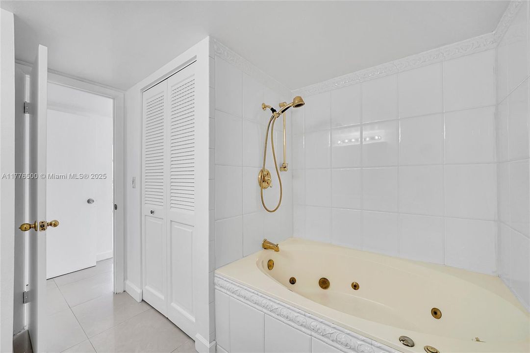 Recently Sold: $280,000 (2 beds, 2 baths, 1130 Square Feet)