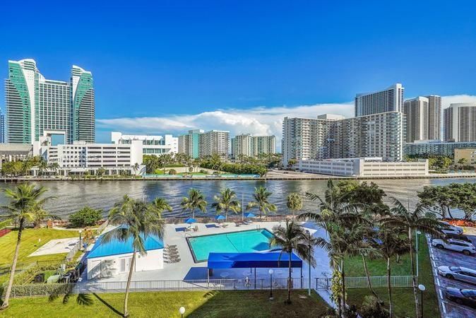 Recently Sold: $280,000 (2 beds, 2 baths, 1130 Square Feet)