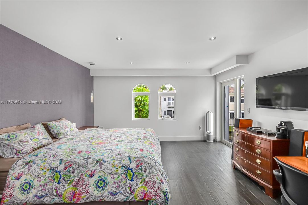 Recently Sold: $1,475,000 (4 beds, 3 baths, 2361 Square Feet)