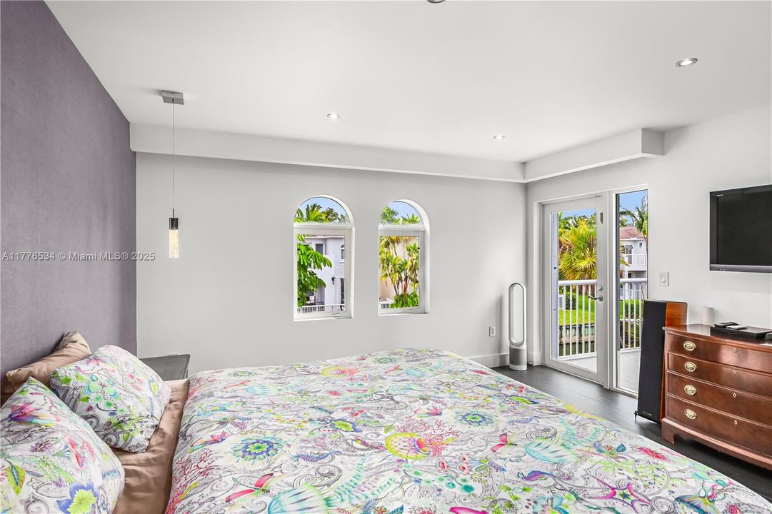 Recently Sold: $1,475,000 (4 beds, 3 baths, 2361 Square Feet)