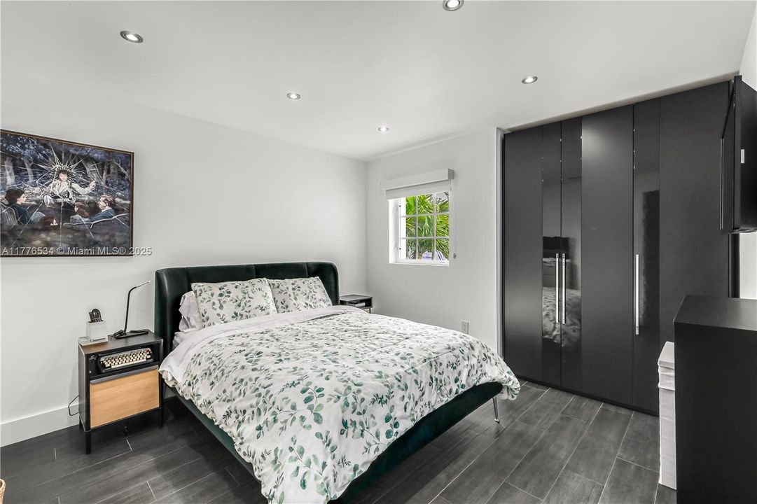 Recently Sold: $1,475,000 (4 beds, 3 baths, 2361 Square Feet)