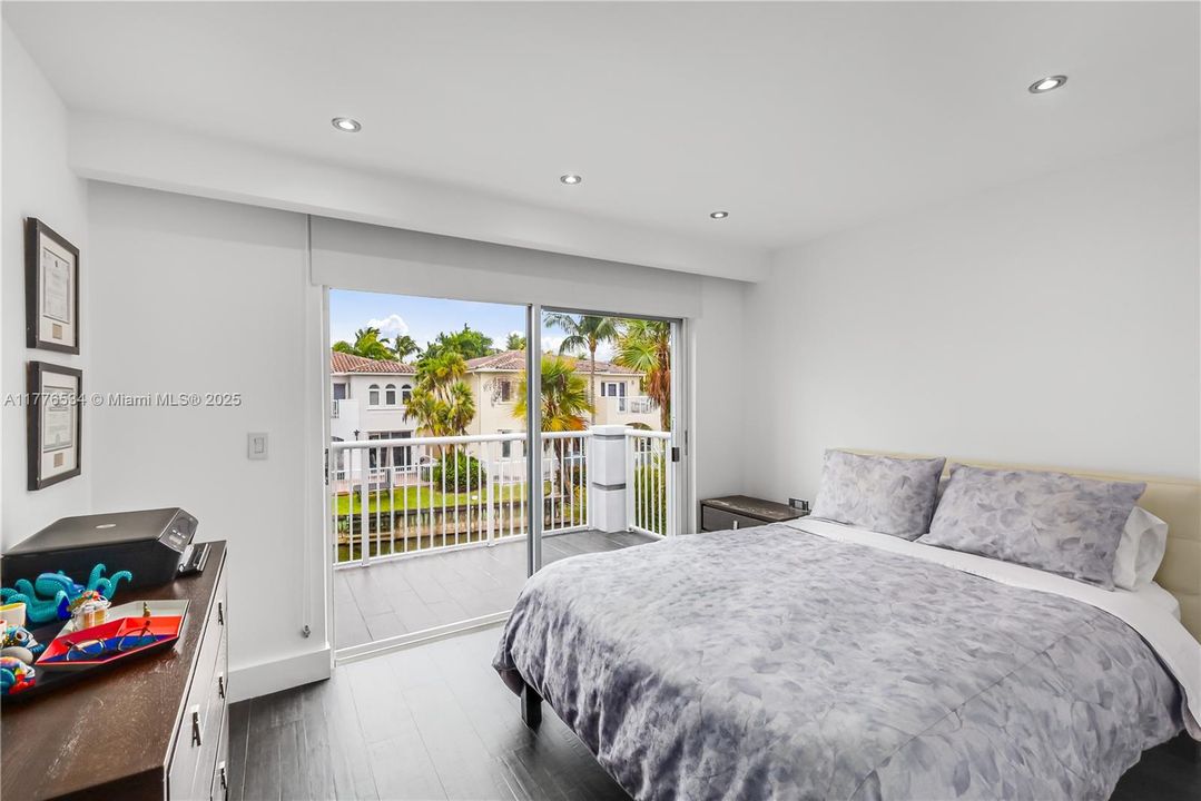 Recently Sold: $1,475,000 (4 beds, 3 baths, 2361 Square Feet)