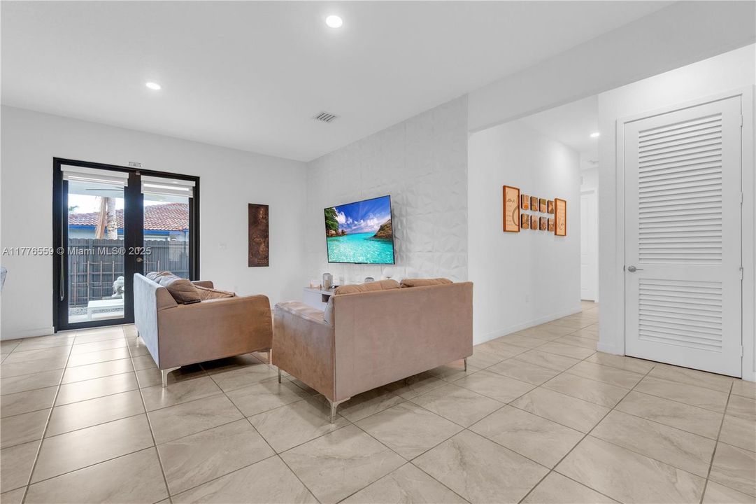 Vendido Recientemente: $725,000 (5 camas, 3 baños, 2093 Pies cuadrados)