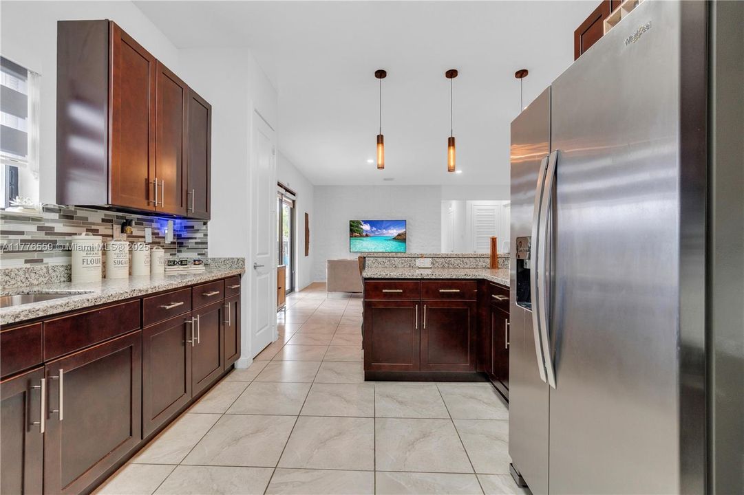 Vendido Recientemente: $725,000 (5 camas, 3 baños, 2093 Pies cuadrados)