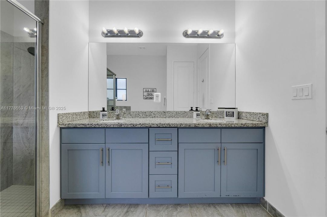 Vendido Recientemente: $725,000 (5 camas, 3 baños, 2093 Pies cuadrados)