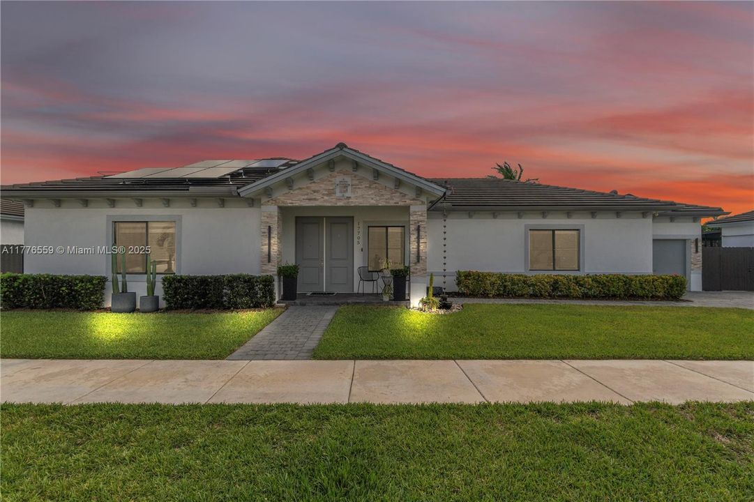 Vendido Recientemente: $725,000 (5 camas, 3 baños, 2093 Pies cuadrados)