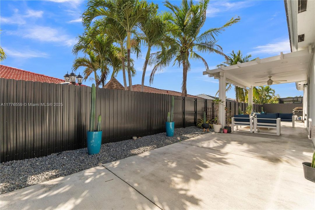 Vendido Recientemente: $725,000 (5 camas, 3 baños, 2093 Pies cuadrados)