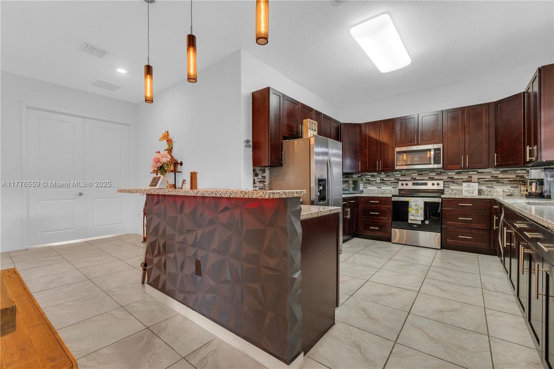 Vendido Recientemente: $725,000 (5 camas, 3 baños, 2093 Pies cuadrados)