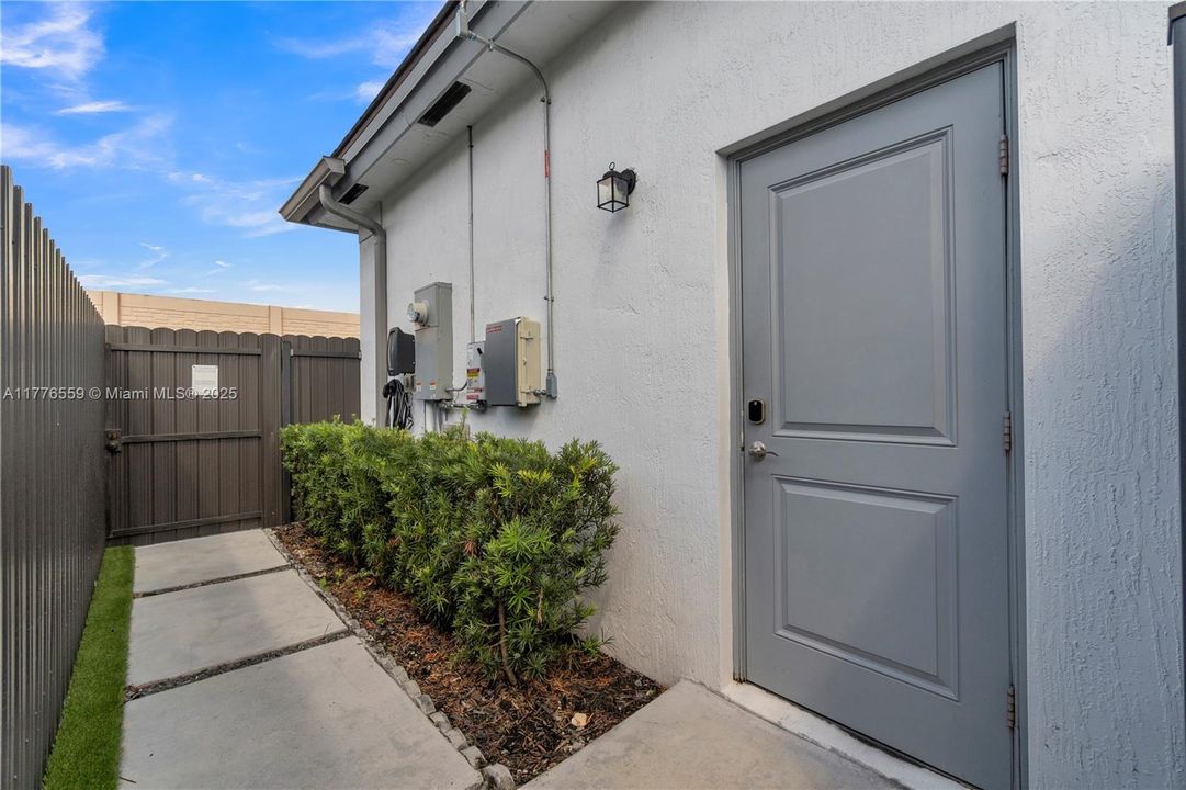 Vendido Recientemente: $725,000 (5 camas, 3 baños, 2093 Pies cuadrados)