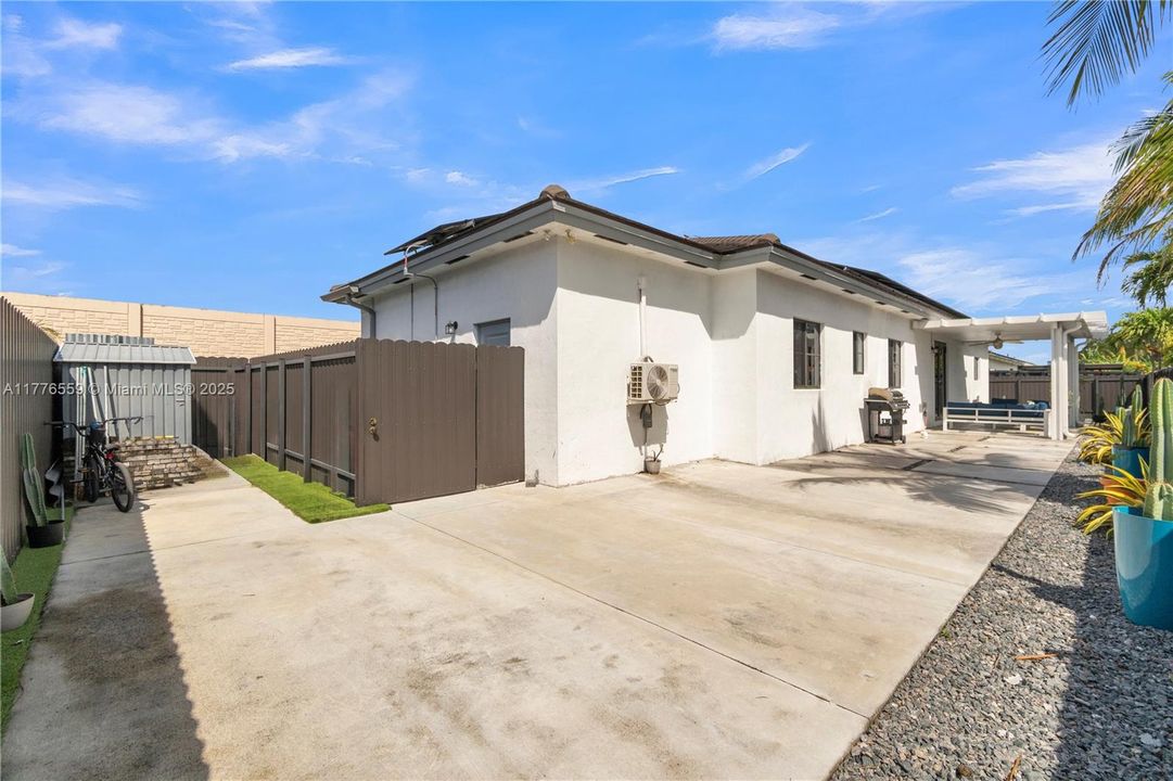 Vendido Recientemente: $725,000 (5 camas, 3 baños, 2093 Pies cuadrados)