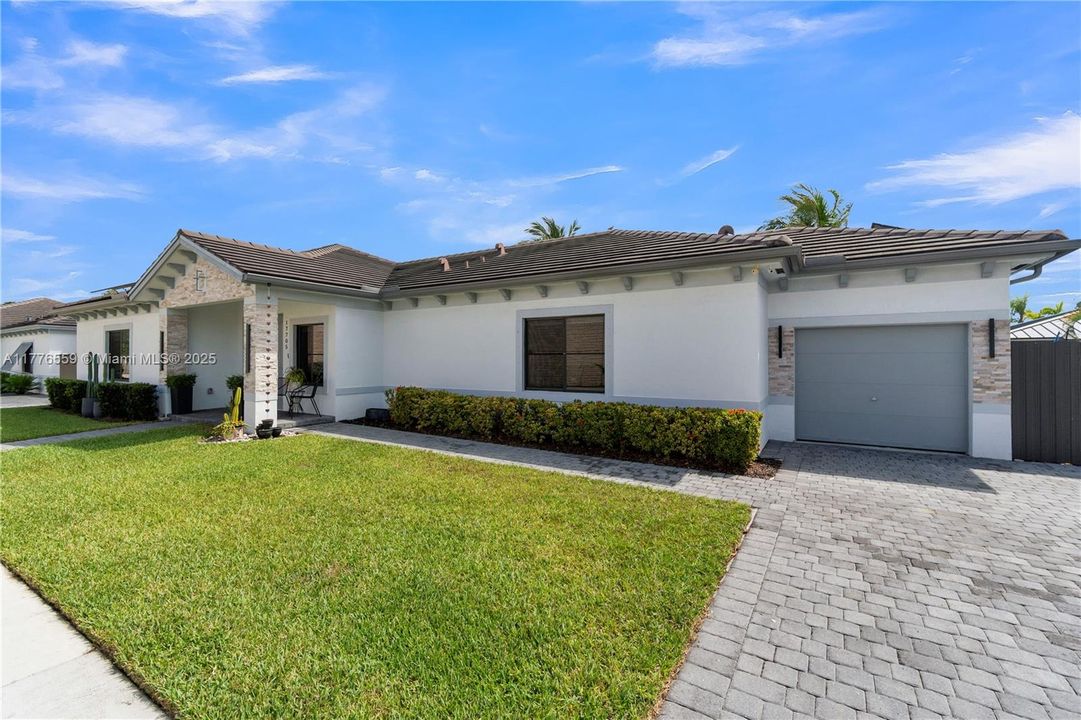 Vendido Recientemente: $725,000 (5 camas, 3 baños, 2093 Pies cuadrados)