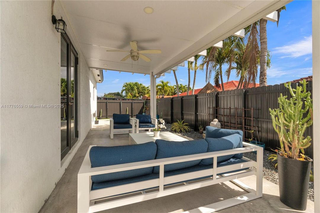 Vendido Recientemente: $725,000 (5 camas, 3 baños, 2093 Pies cuadrados)