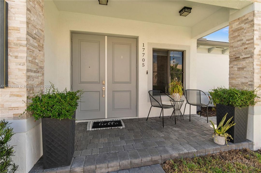 Vendido Recientemente: $725,000 (5 camas, 3 baños, 2093 Pies cuadrados)