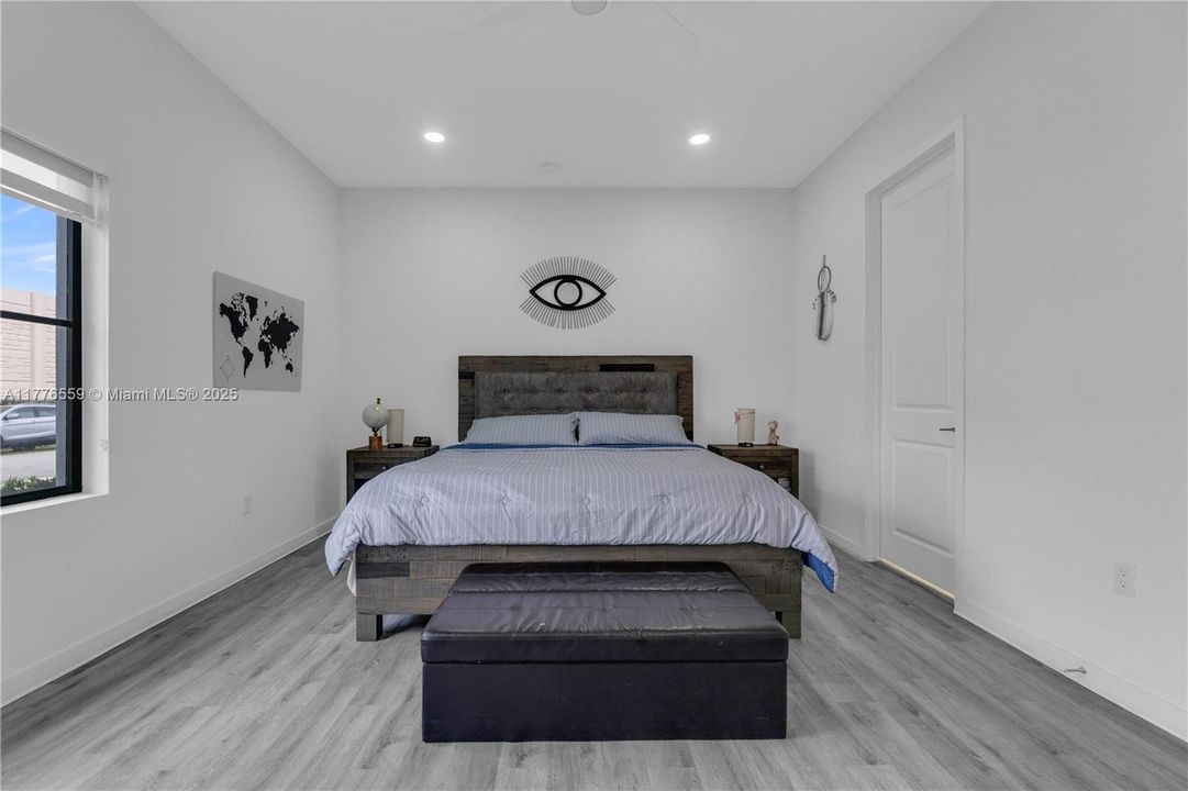 Vendido Recientemente: $725,000 (5 camas, 3 baños, 2093 Pies cuadrados)