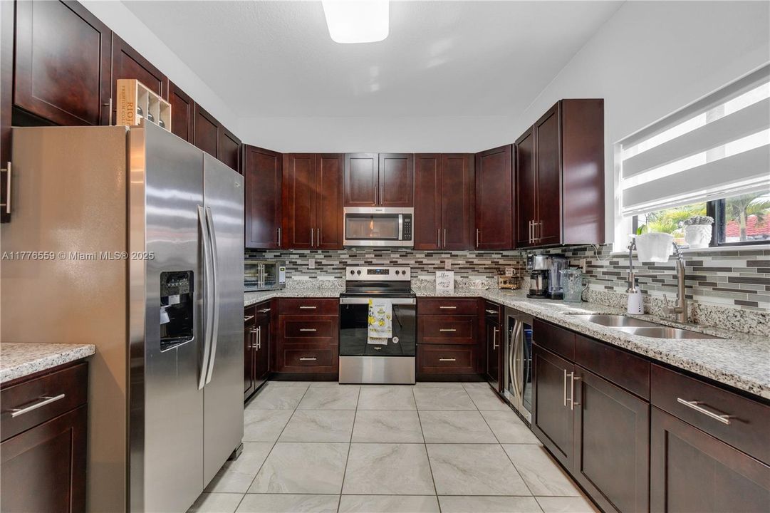 Vendido Recientemente: $725,000 (5 camas, 3 baños, 2093 Pies cuadrados)