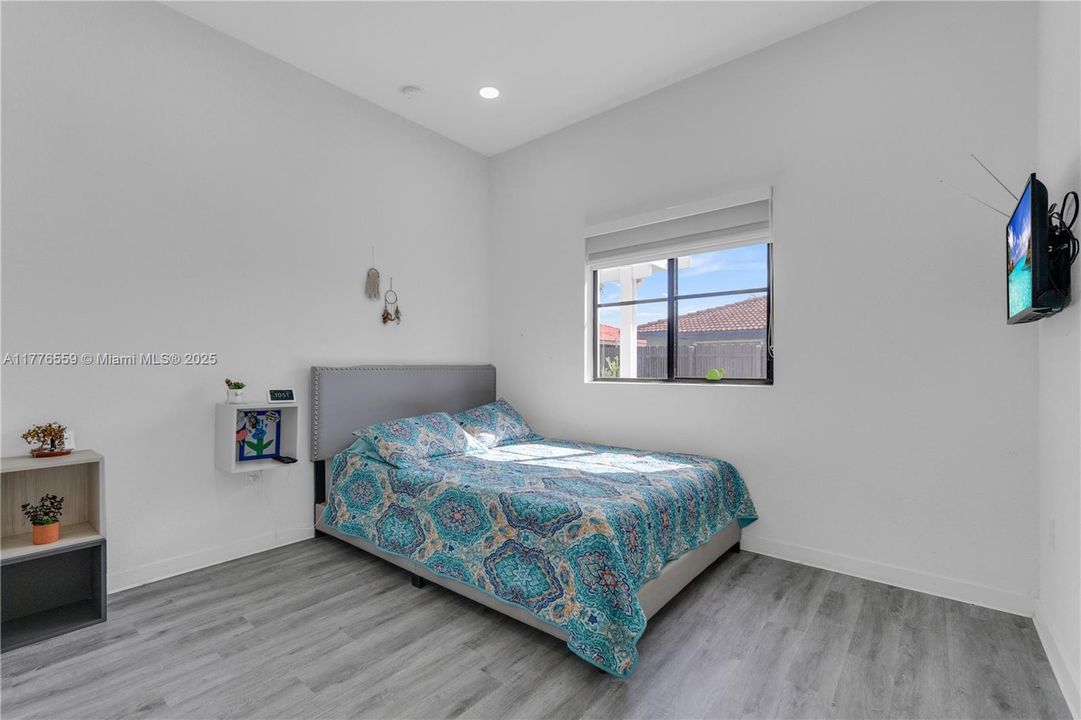 Vendido Recientemente: $725,000 (5 camas, 3 baños, 2093 Pies cuadrados)