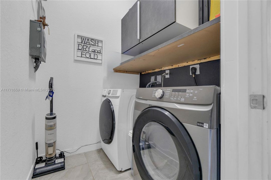 Vendido Recientemente: $725,000 (5 camas, 3 baños, 2093 Pies cuadrados)