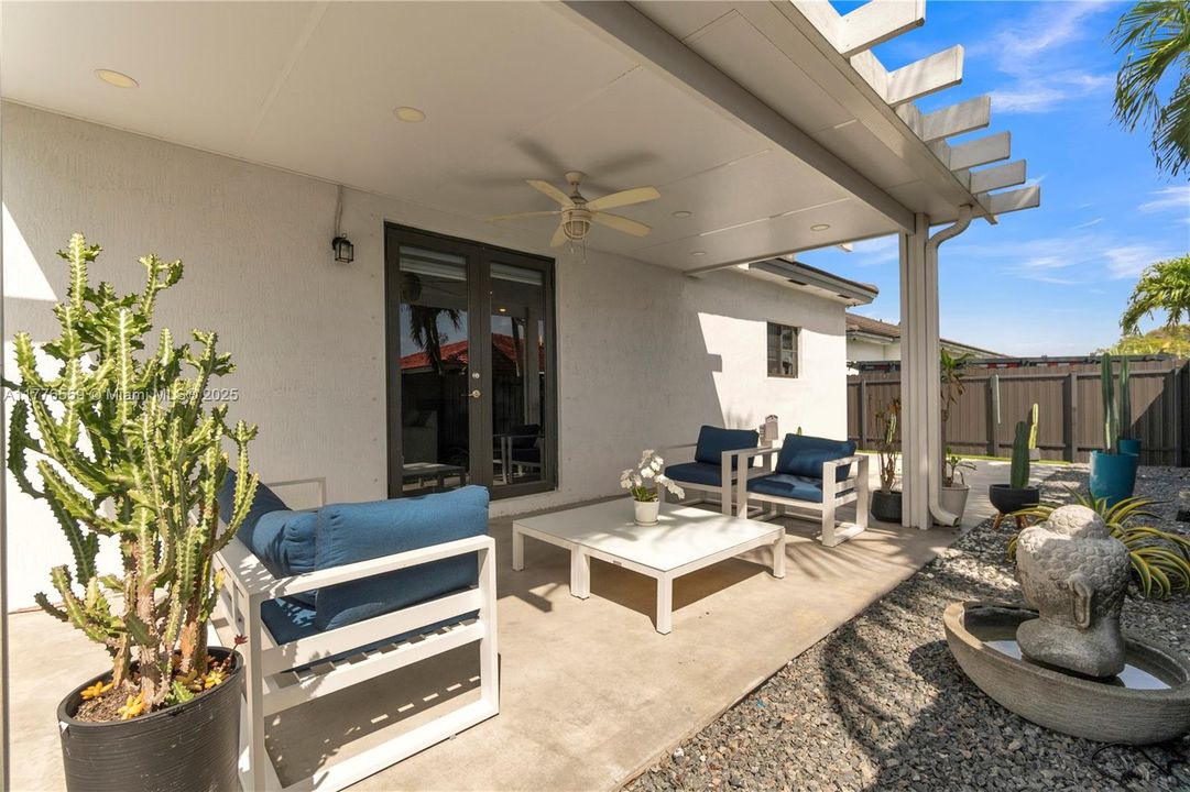 Vendido Recientemente: $725,000 (5 camas, 3 baños, 2093 Pies cuadrados)