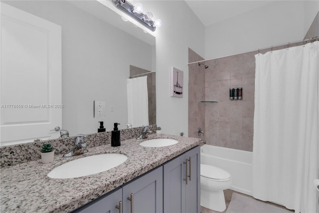 Vendido Recientemente: $725,000 (5 camas, 3 baños, 2093 Pies cuadrados)