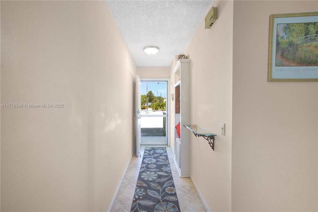 待售: $299,000 (2 贝兹, 2 浴室, 1095 平方英尺)