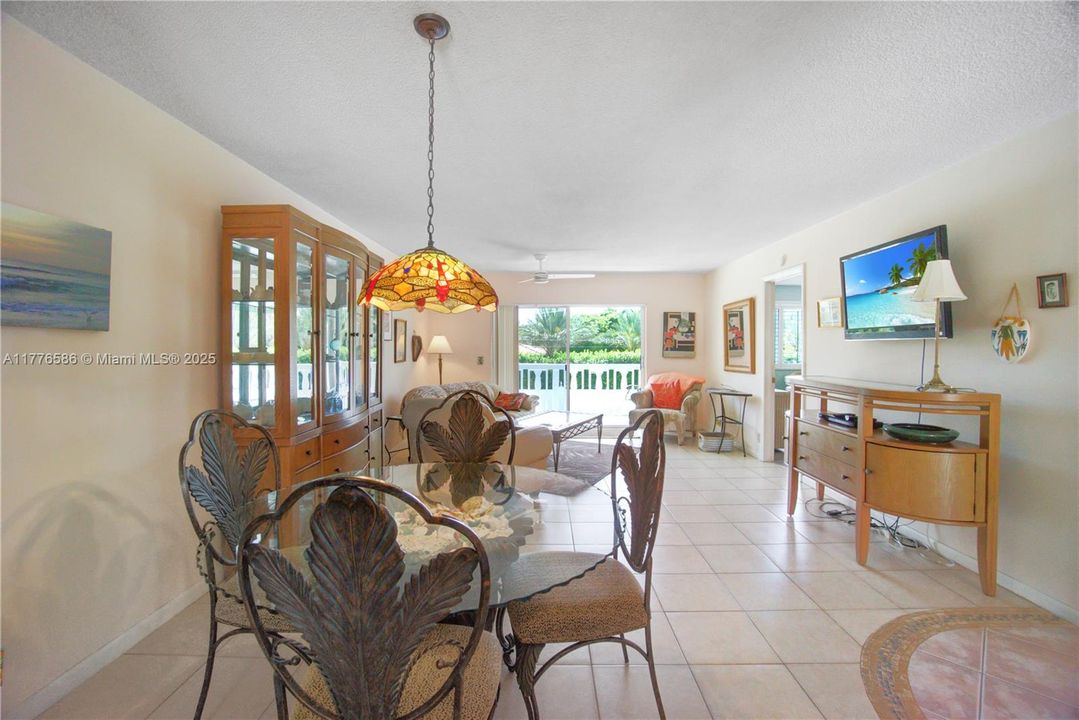 待售: $299,000 (2 贝兹, 2 浴室, 1095 平方英尺)