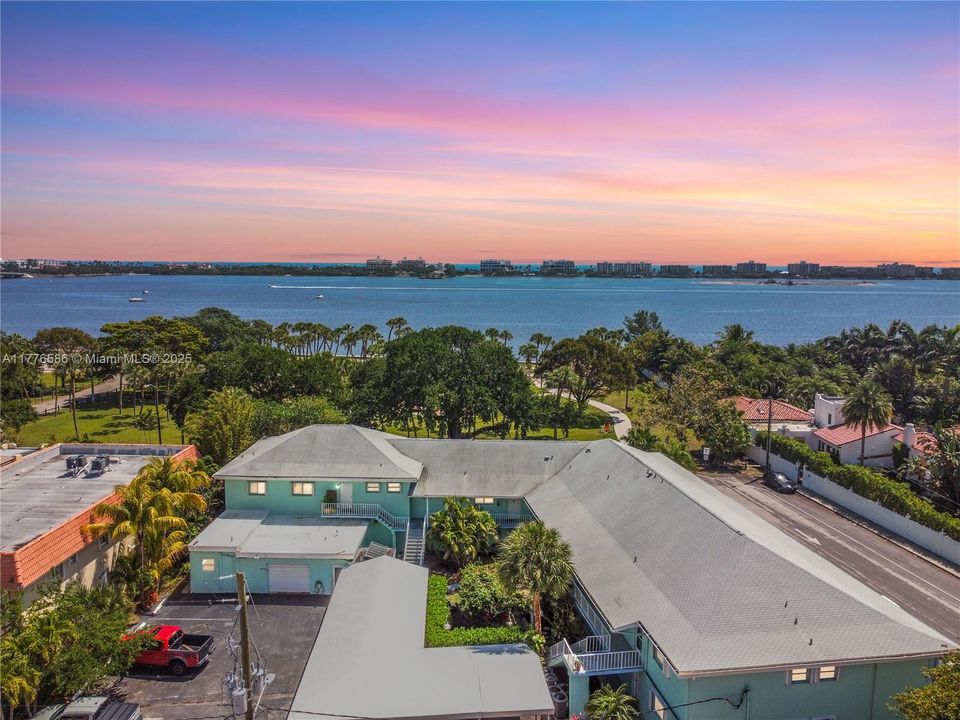 待售: $299,000 (2 贝兹, 2 浴室, 1095 平方英尺)