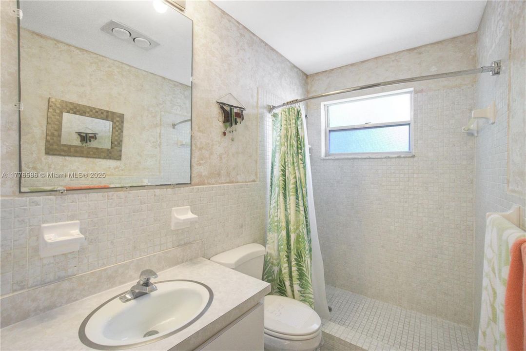 待售: $299,000 (2 贝兹, 2 浴室, 1095 平方英尺)