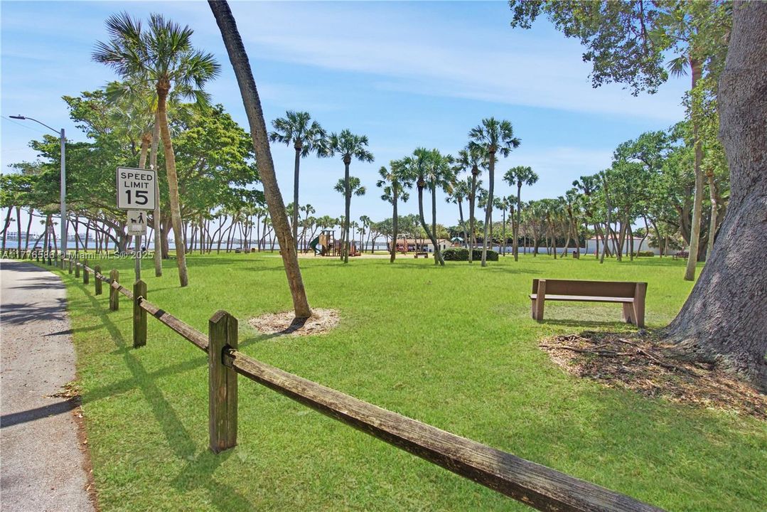 待售: $299,000 (2 贝兹, 2 浴室, 1095 平方英尺)