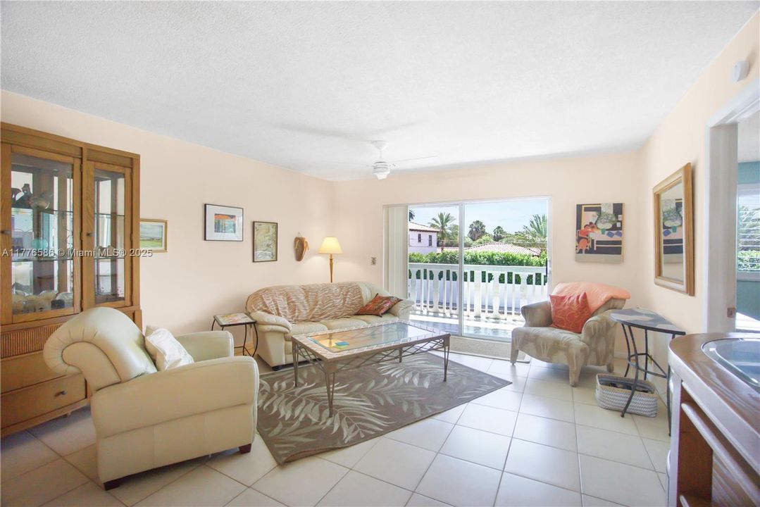 待售: $299,000 (2 贝兹, 2 浴室, 1095 平方英尺)