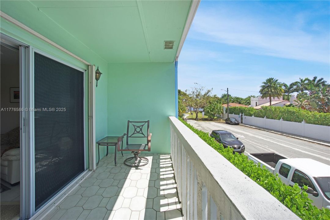 待售: $299,000 (2 贝兹, 2 浴室, 1095 平方英尺)