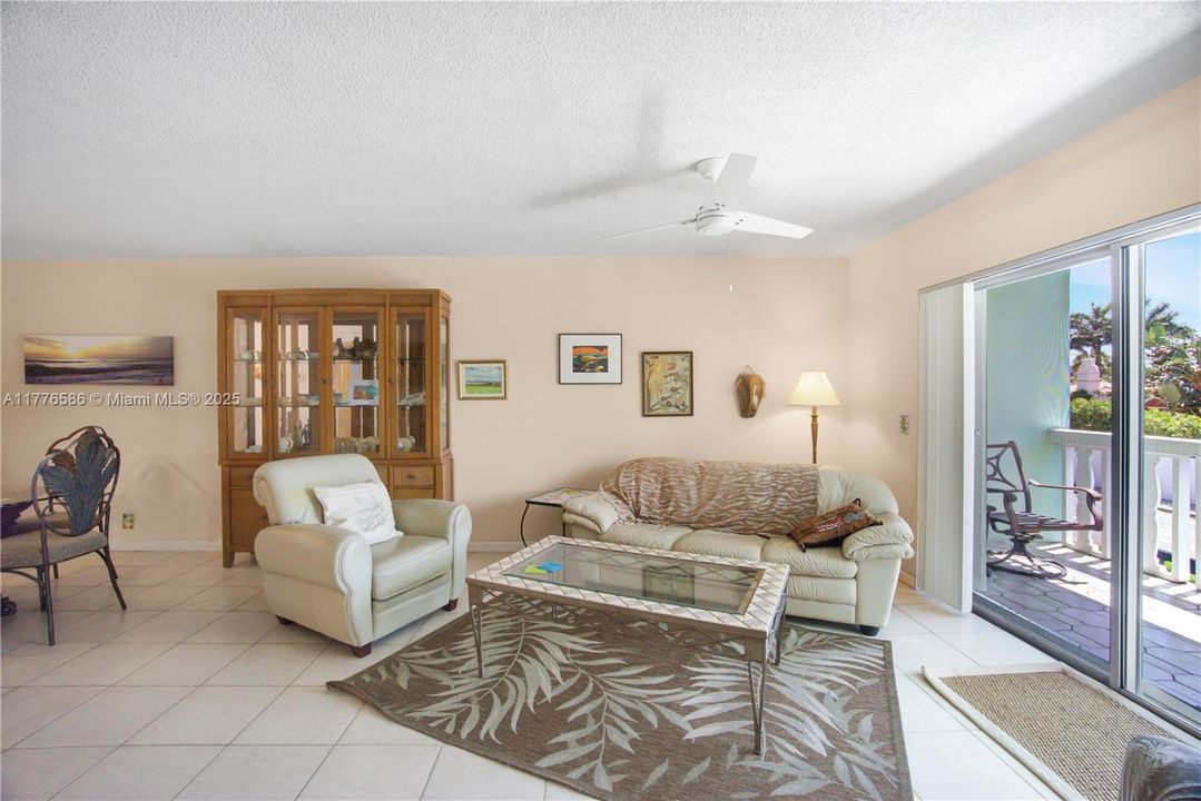 待售: $299,000 (2 贝兹, 2 浴室, 1095 平方英尺)