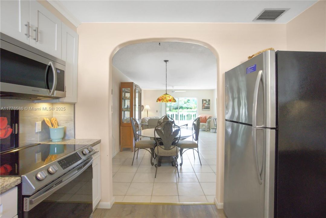 待售: $299,000 (2 贝兹, 2 浴室, 1095 平方英尺)