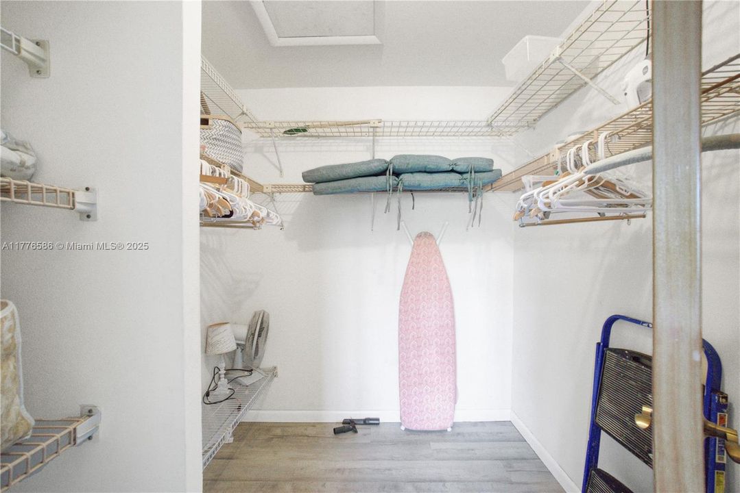 待售: $299,000 (2 贝兹, 2 浴室, 1095 平方英尺)