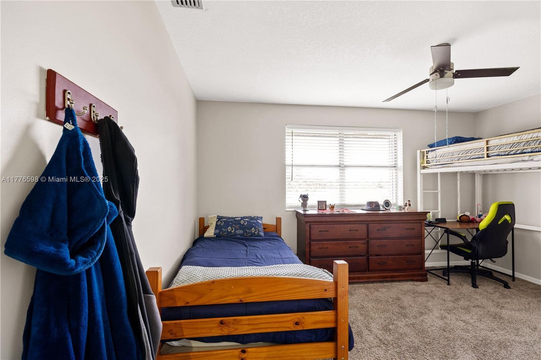 最近售出: $1,105,000 (4 贝兹, 4 浴室, 3233 平方英尺)