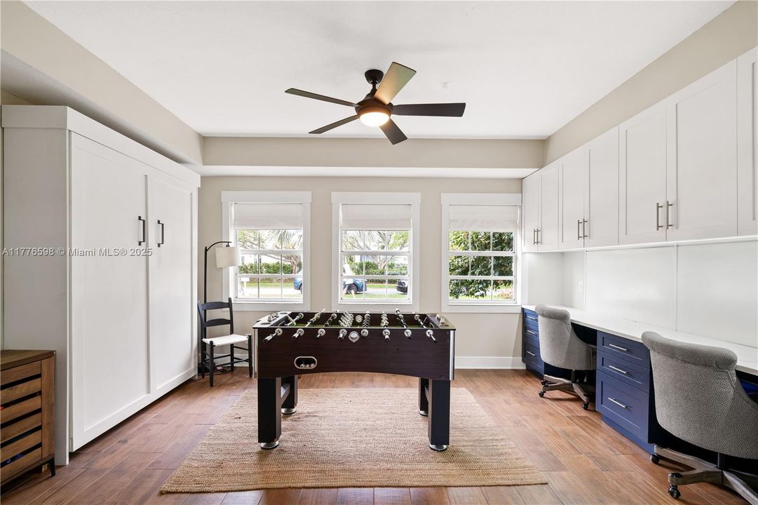 最近售出: $1,105,000 (4 贝兹, 4 浴室, 3233 平方英尺)