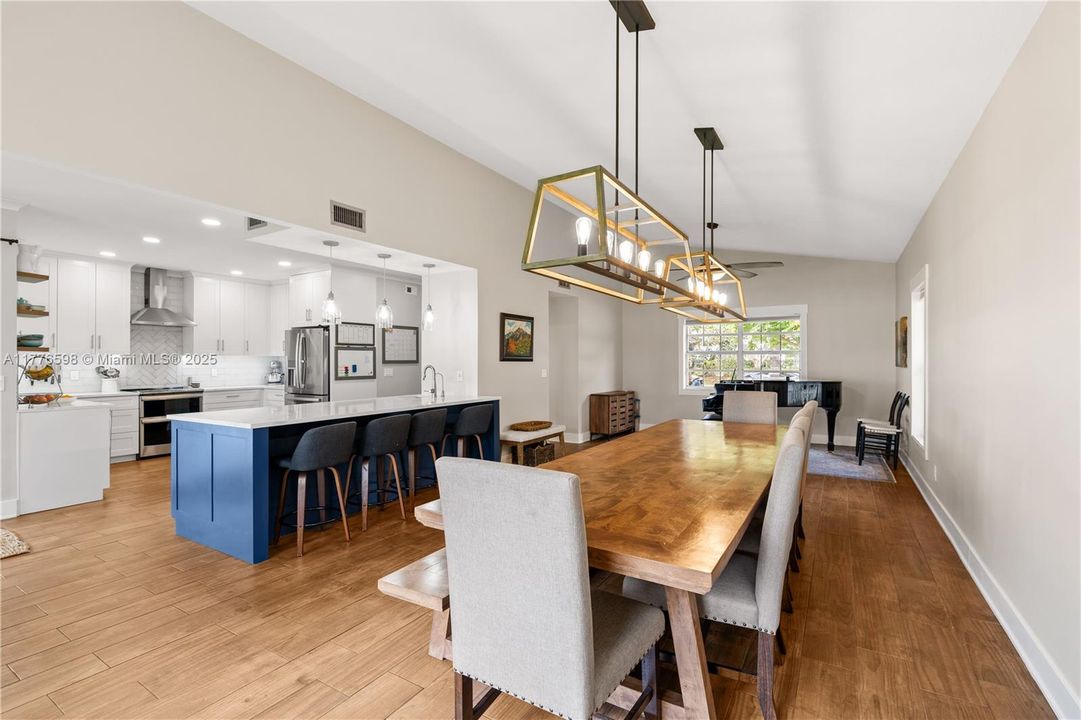 最近售出: $1,105,000 (4 贝兹, 4 浴室, 3233 平方英尺)