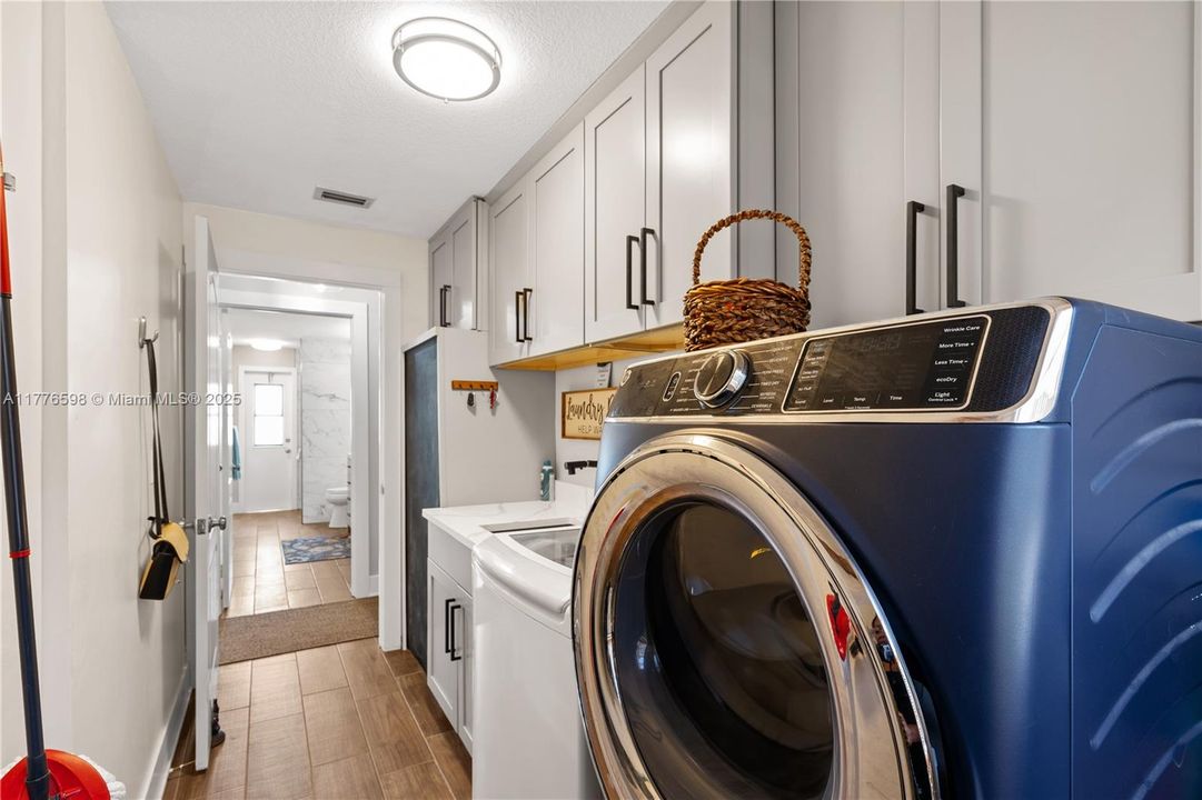 最近售出: $1,105,000 (4 贝兹, 4 浴室, 3233 平方英尺)