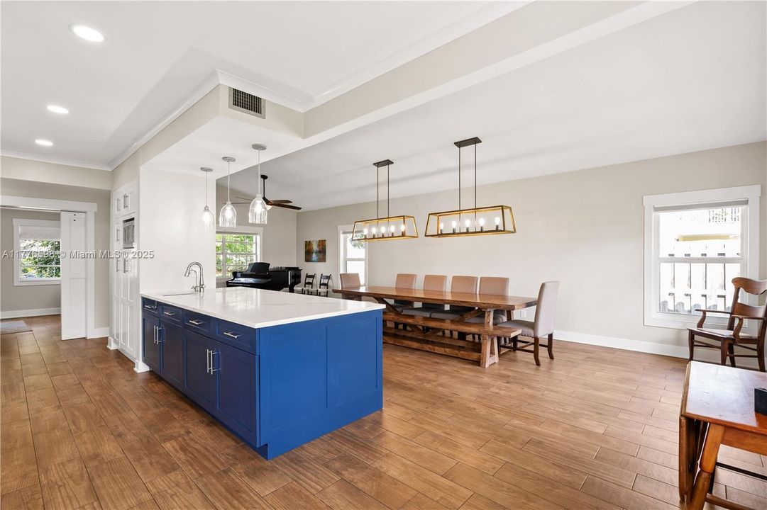 最近售出: $1,105,000 (4 贝兹, 4 浴室, 3233 平方英尺)